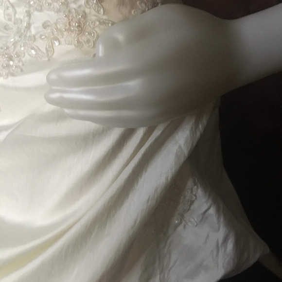 Wedding dress - Picture 3 of 8